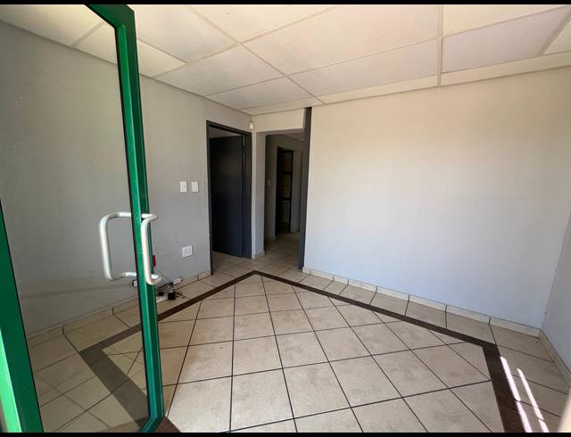 257M² WAREHOUSE TO LET IN LASER PARK